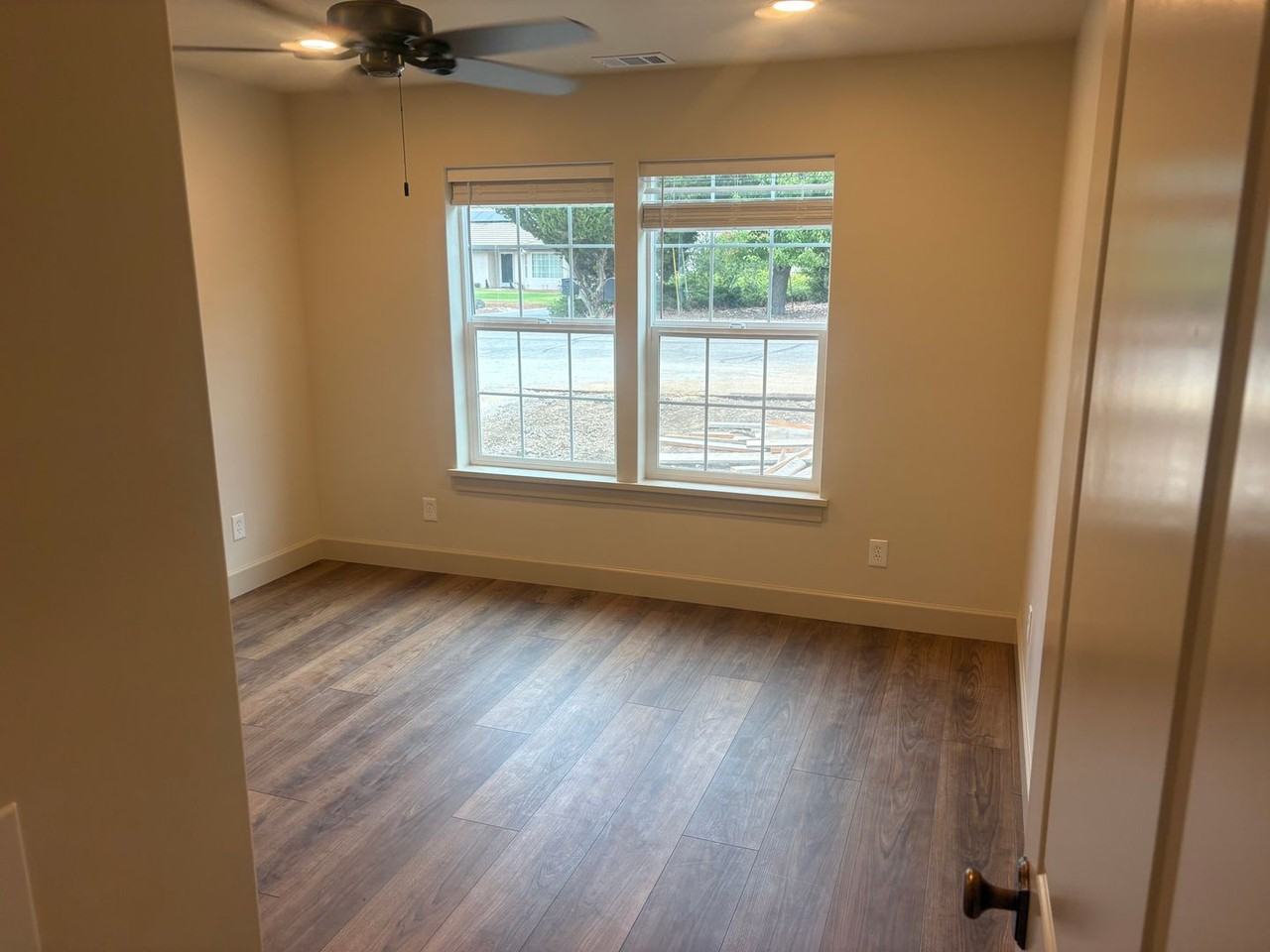 2720 Campo Rd - Photo 4 of 19
