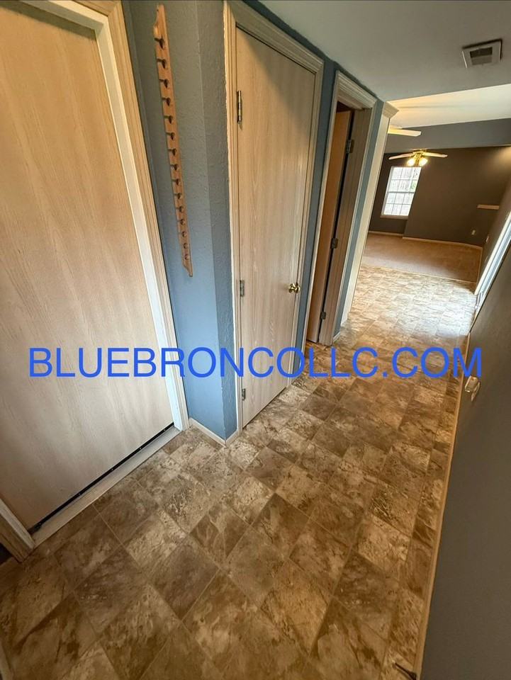 220 Se Florence Ave - Photo 3 of 13