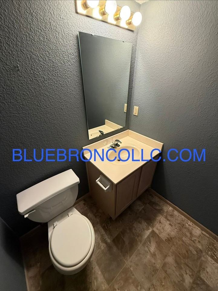 220 Se Florence Ave - Photo 4 of 13