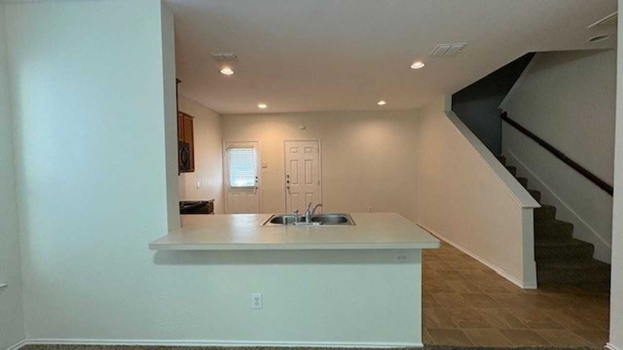 1023 Jamie Dr - Photo 6 of 31
