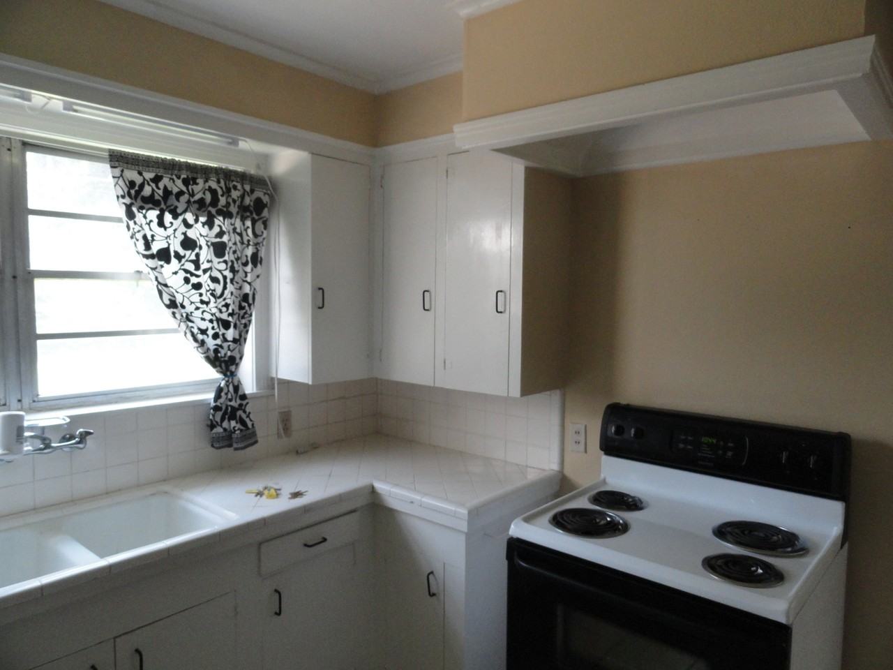 212 Ashley Dr - Photo 3 of 12