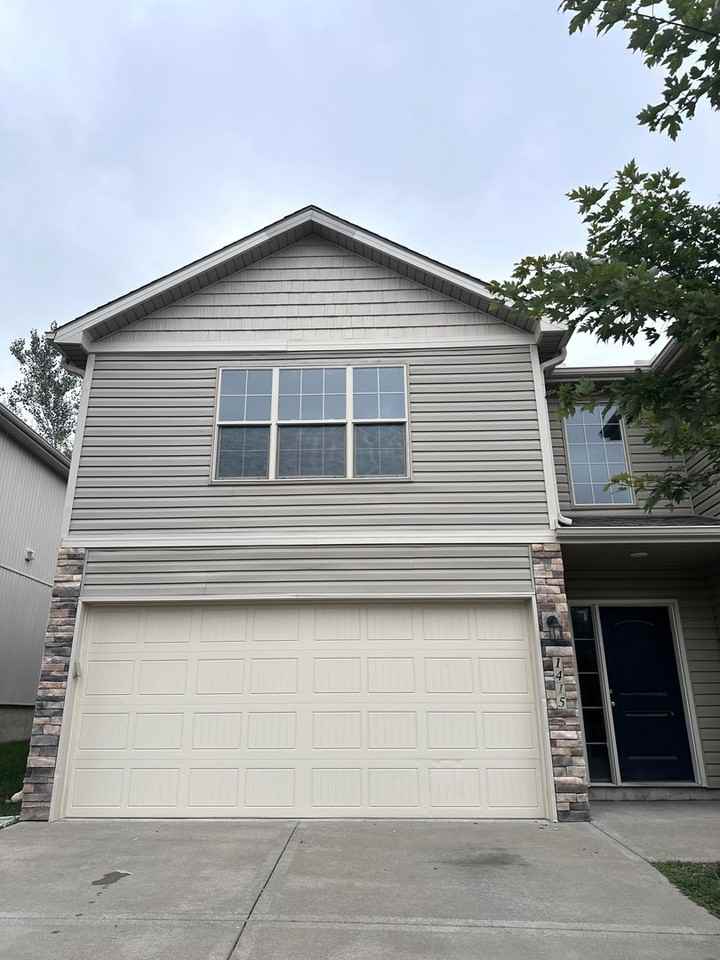1415 Ne Mary Ct - Photo 2 of 16