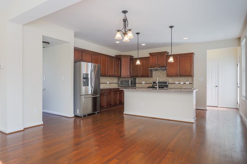 1503 Hemlock Hill Dr - Photo 4 of 17