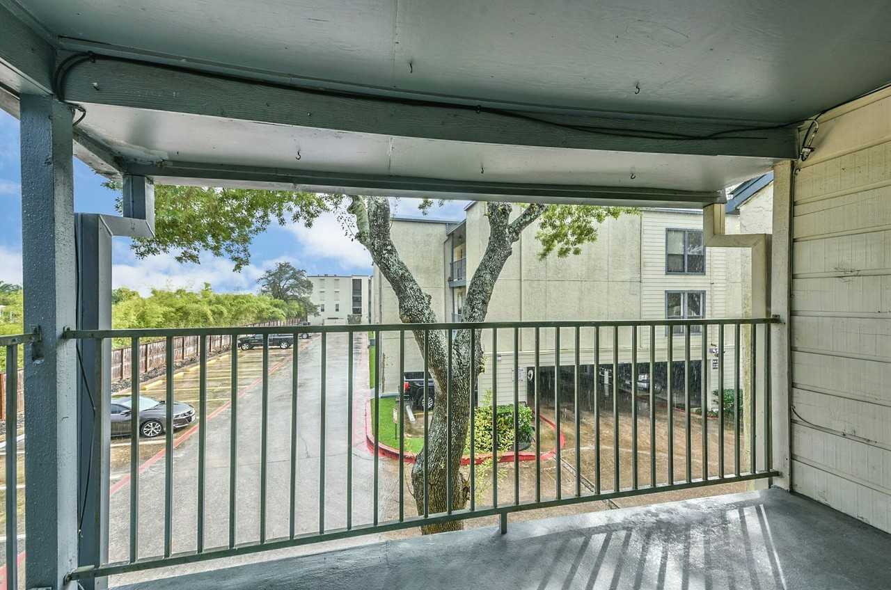 4001 Nasa Pkwy - Photo 4 of 29
