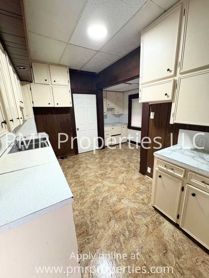 129 E Graham Ave - Photo 4 of 9