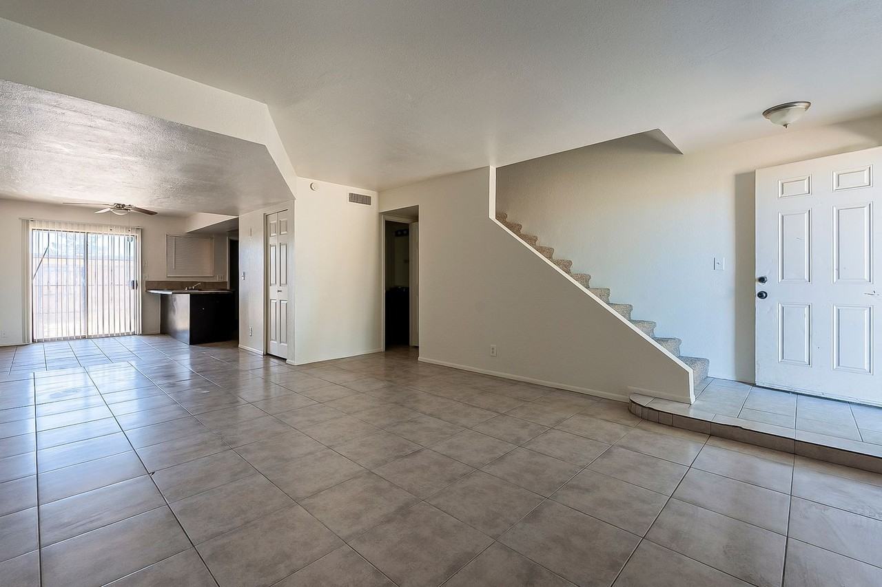 5821 N 59th Dr - Photo 3 of 36