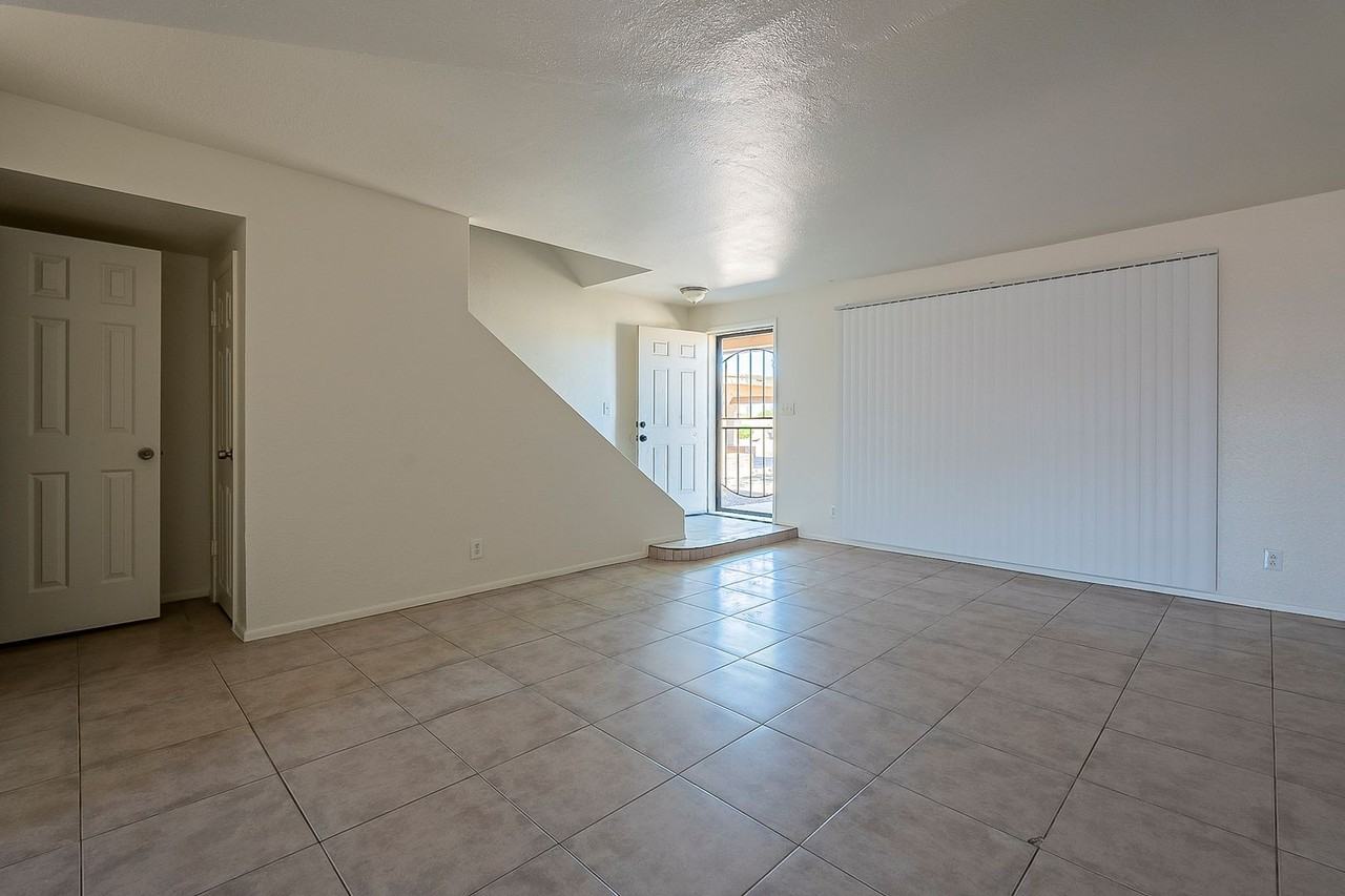 5821 N 59th Dr - Photo 4 of 36