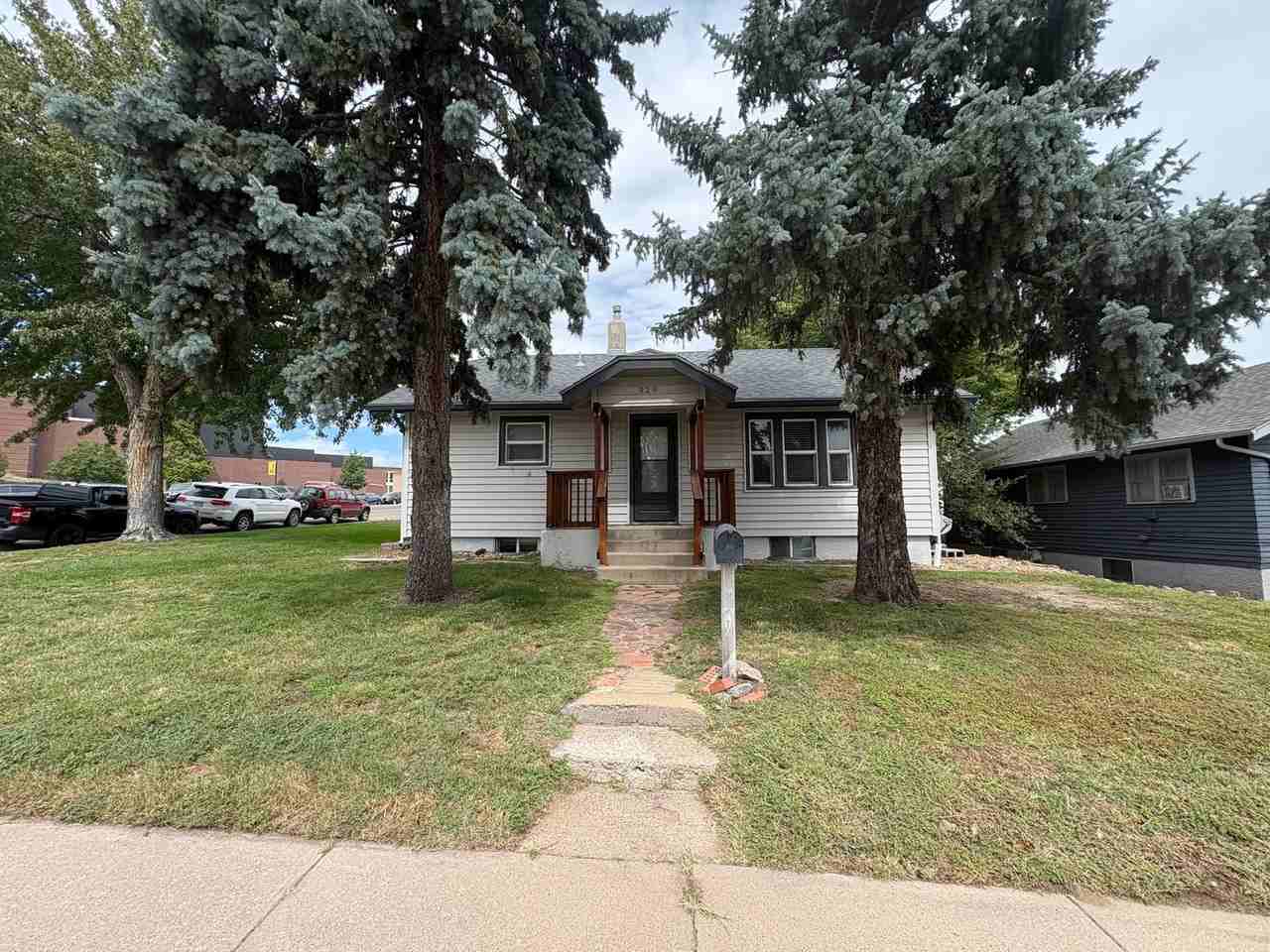 929 22nd St - Photo 5 of 43