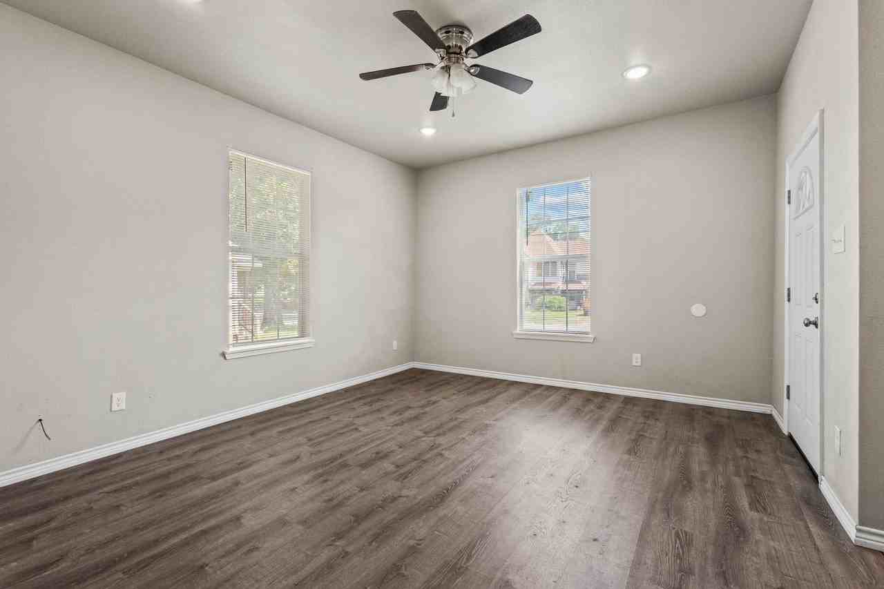902 S Montgomery St - Photo 6 of 27
