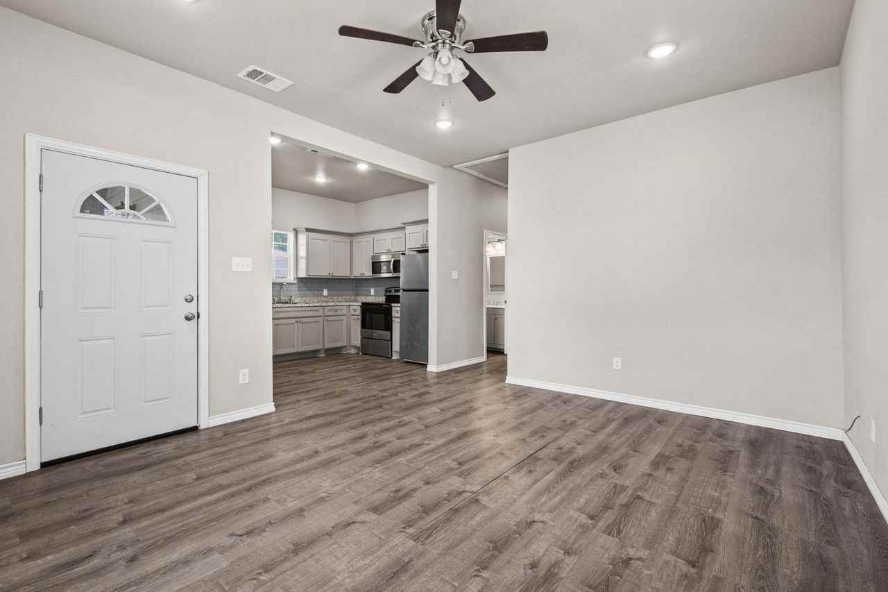 902 S Montgomery St - Photo 7 of 27