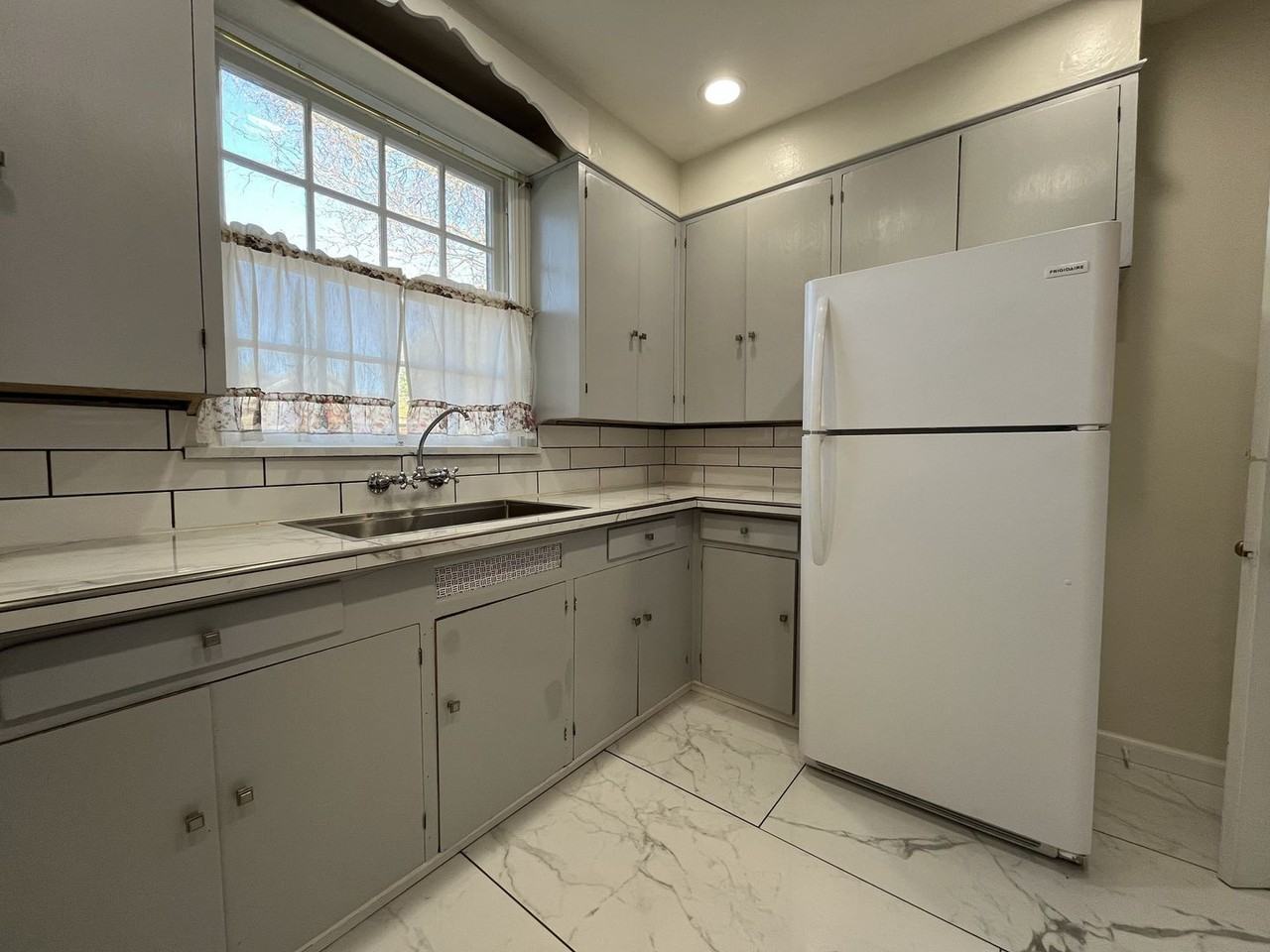 2055 N Blandena St - Photo 4 of 41
