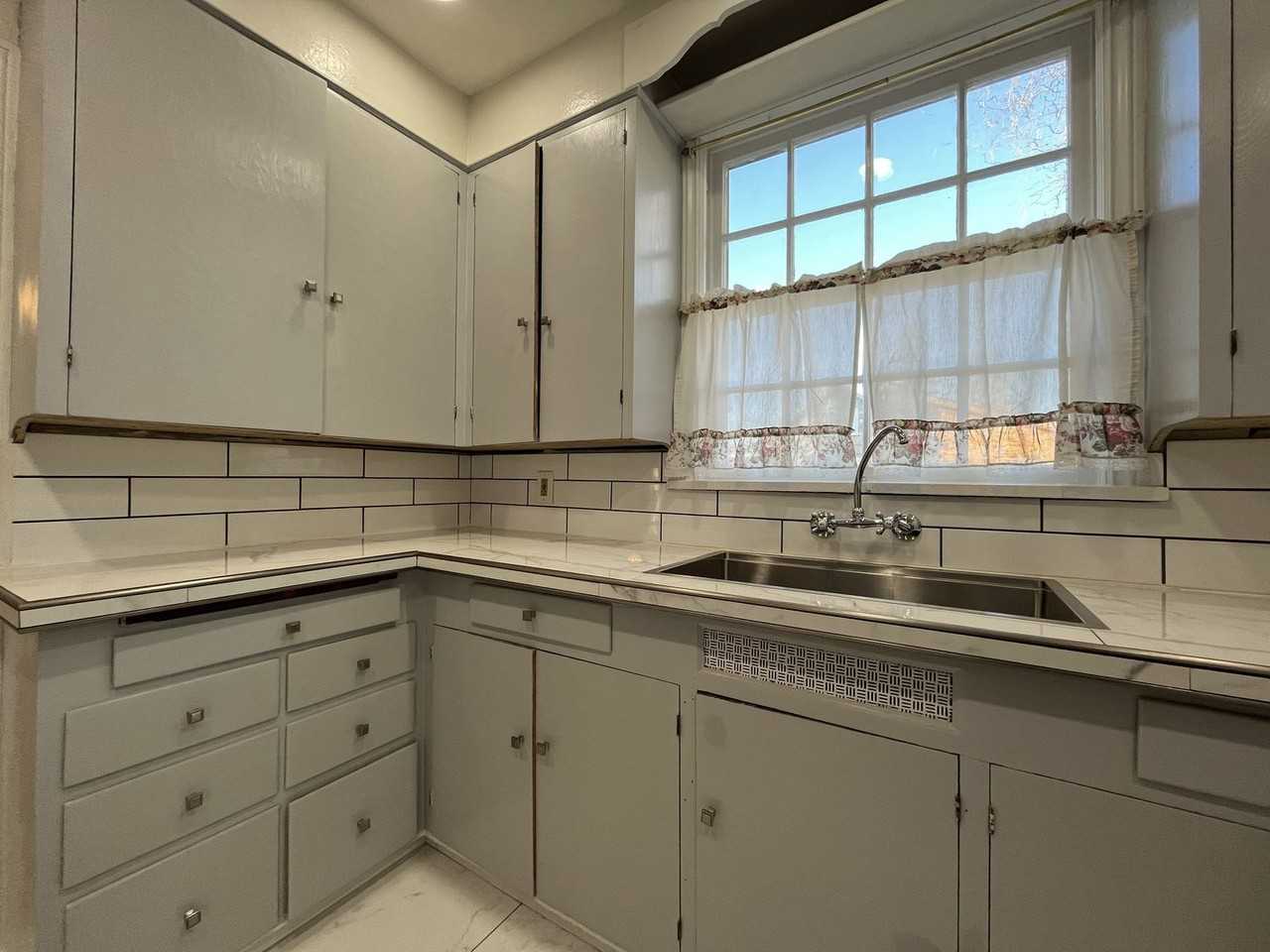 2055 N Blandena St - Photo 7 of 41