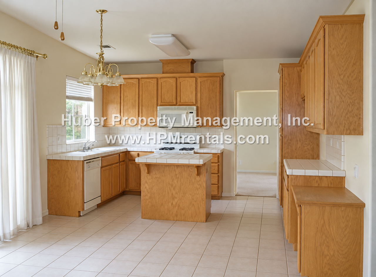 2415 1st St - Photo 5 of 9