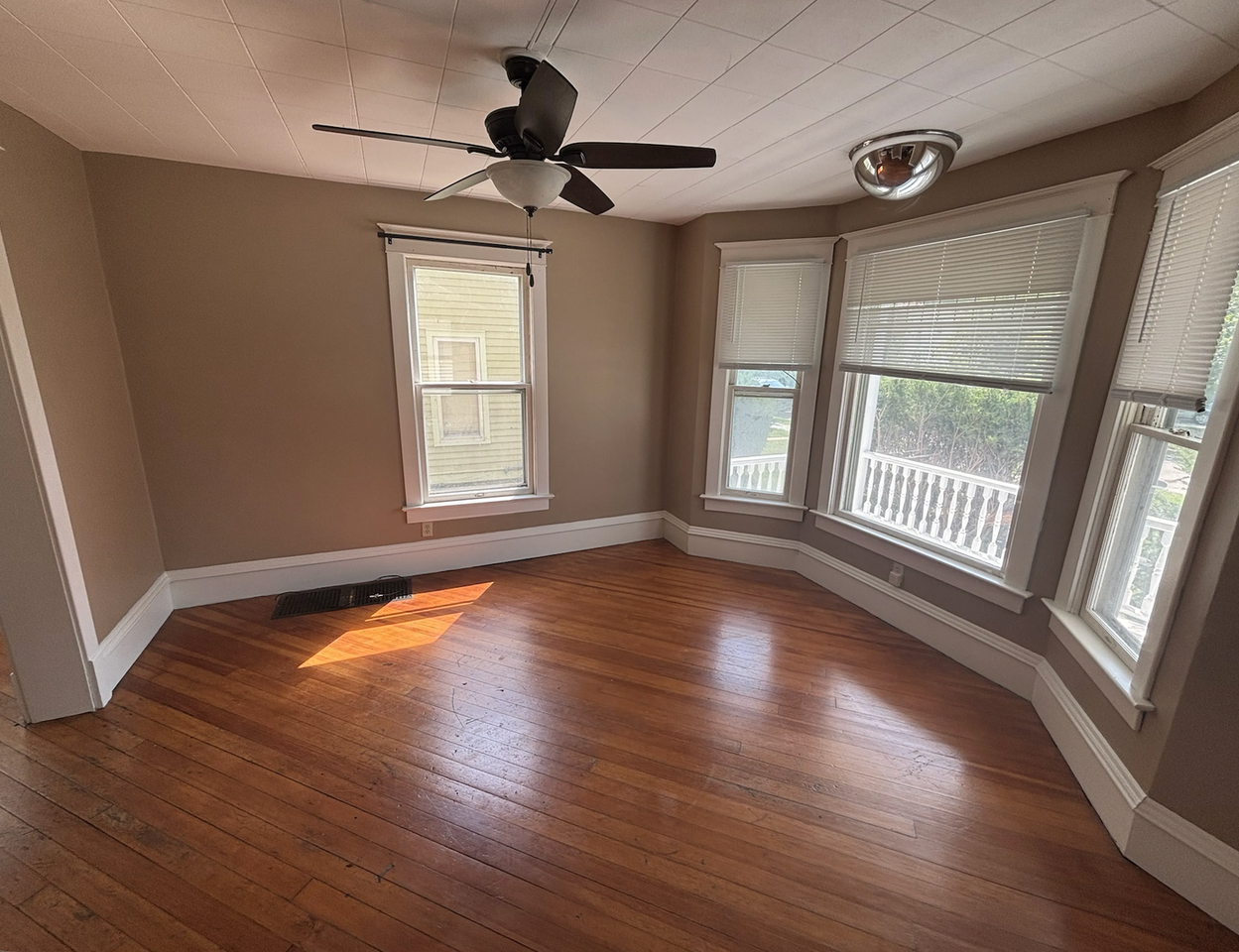 714 Iowa Ave - Photo 3 of 16