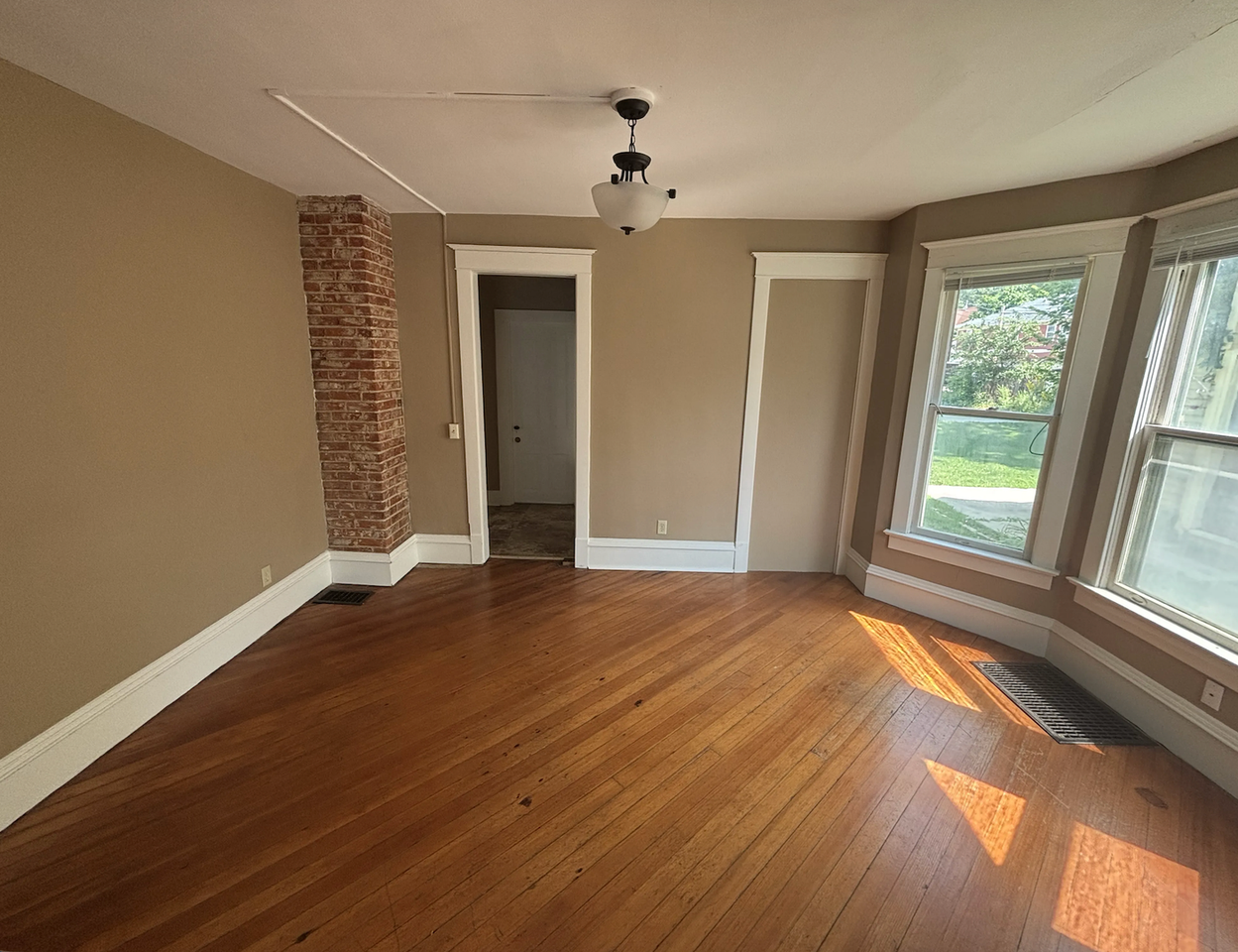 714 Iowa Ave - Photo 4 of 16