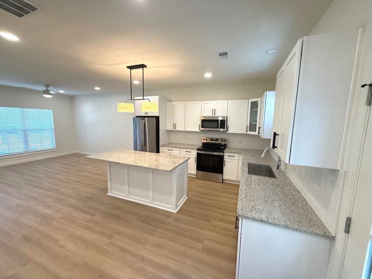 222 E Chappell St - Photo 4 of 10