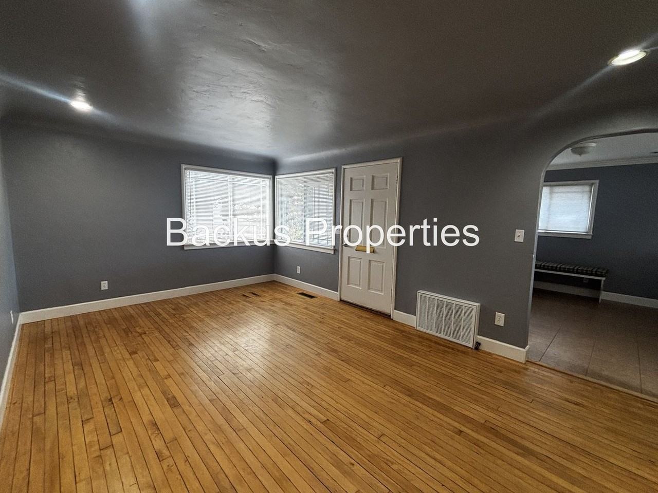 550 Trinity Ave - Photo 3 of 24