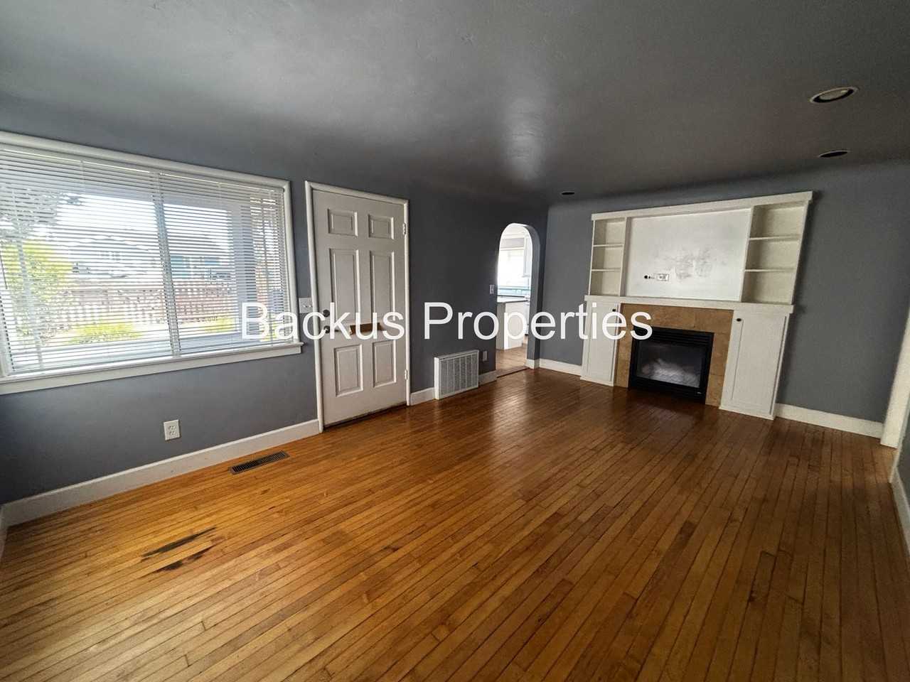 550 Trinity Ave - Photo 4 of 24