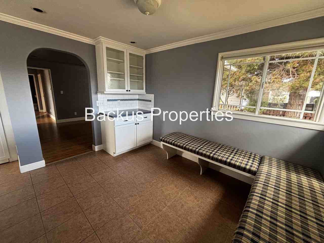 550 Trinity Ave - Photo 6 of 24