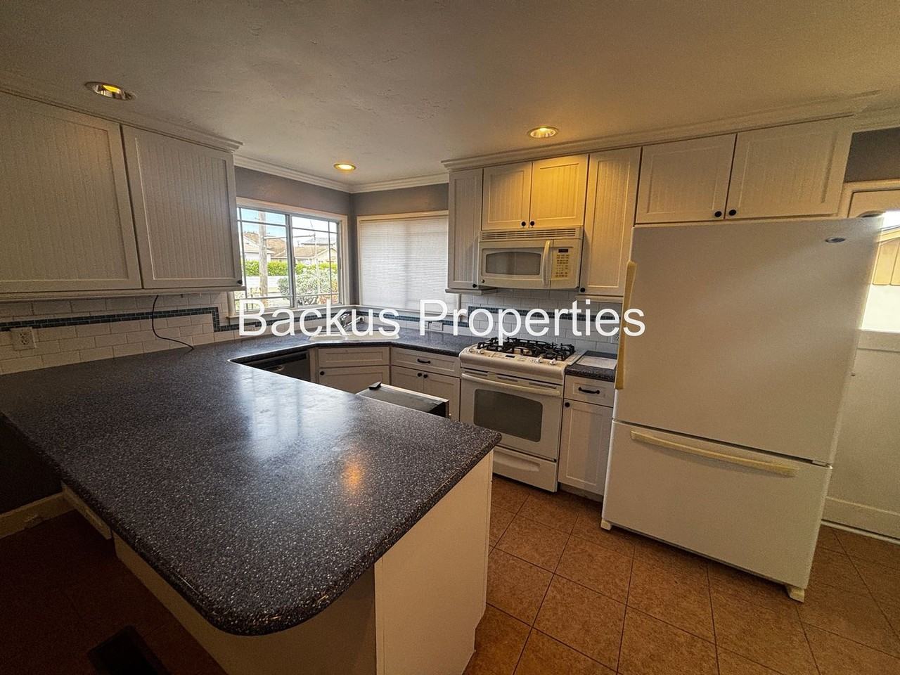 550 Trinity Ave - Photo 7 of 24