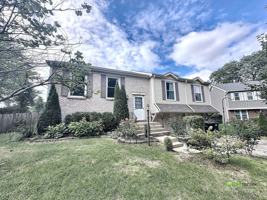 featured image of 371 Larchmont Ct