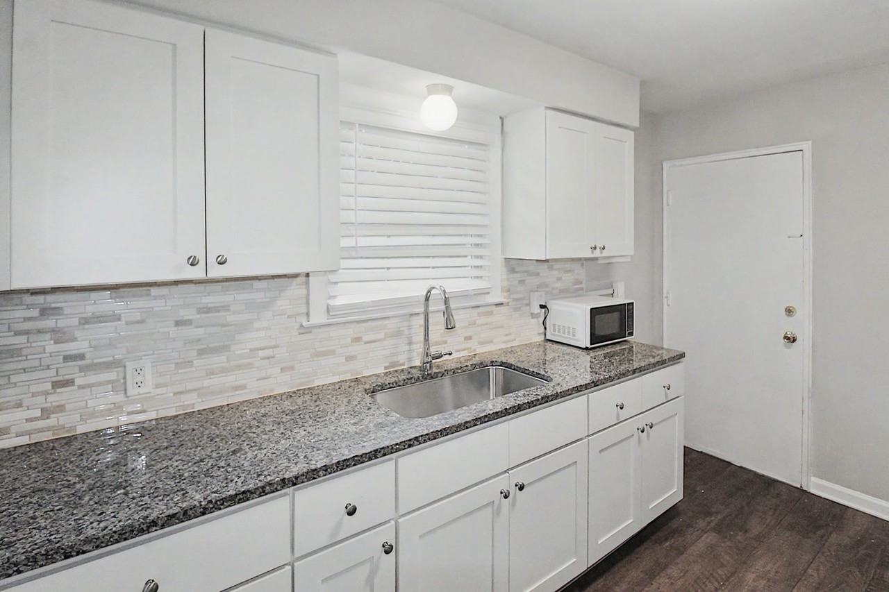 419 Wakefield Dr Apt C - Photo 4 of 13