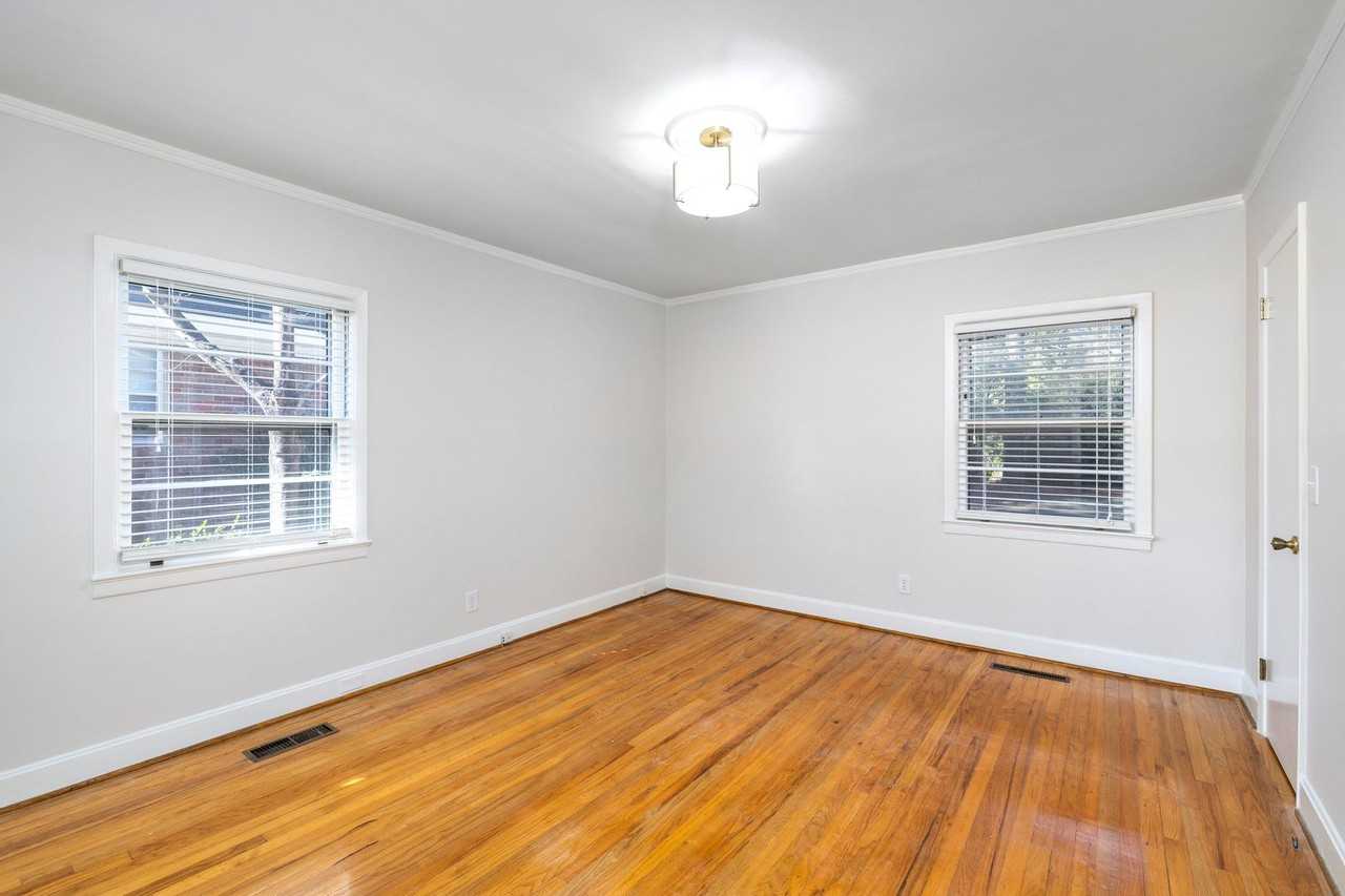 515 W Calhoun St - Photo 3 of 10