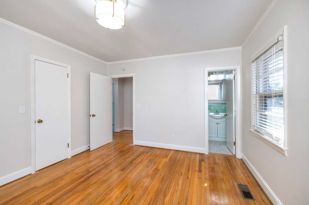 515 W Calhoun St - Photo 4 of 10