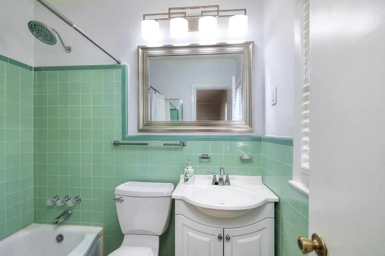 515 W Calhoun St - Photo 5 of 10