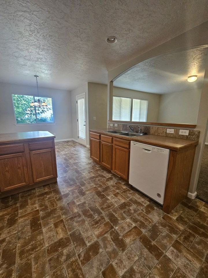 3122 Bristol Ave - Photo 3 of 19
