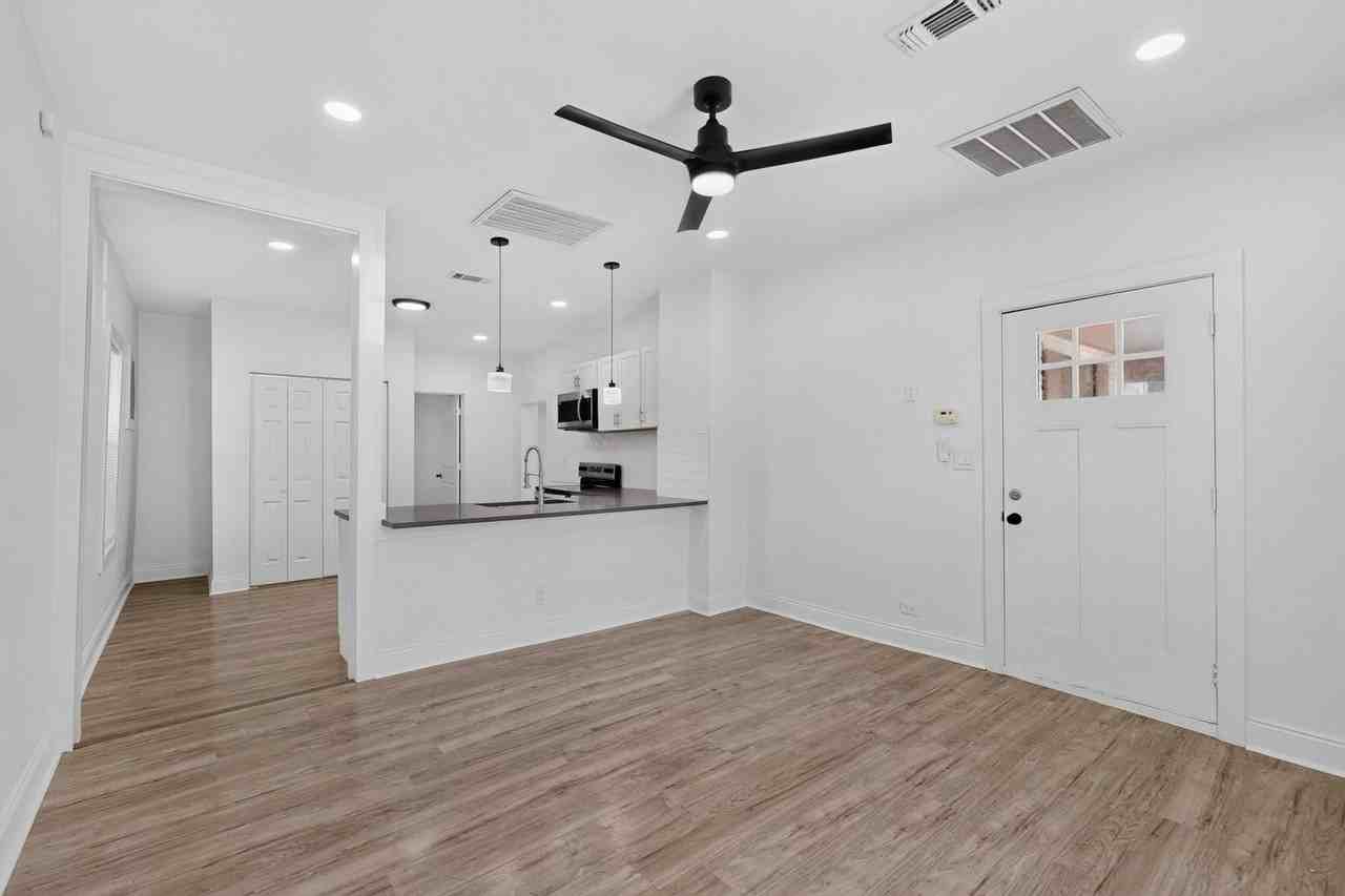 2609 Avenue G - Photo 7 of 34