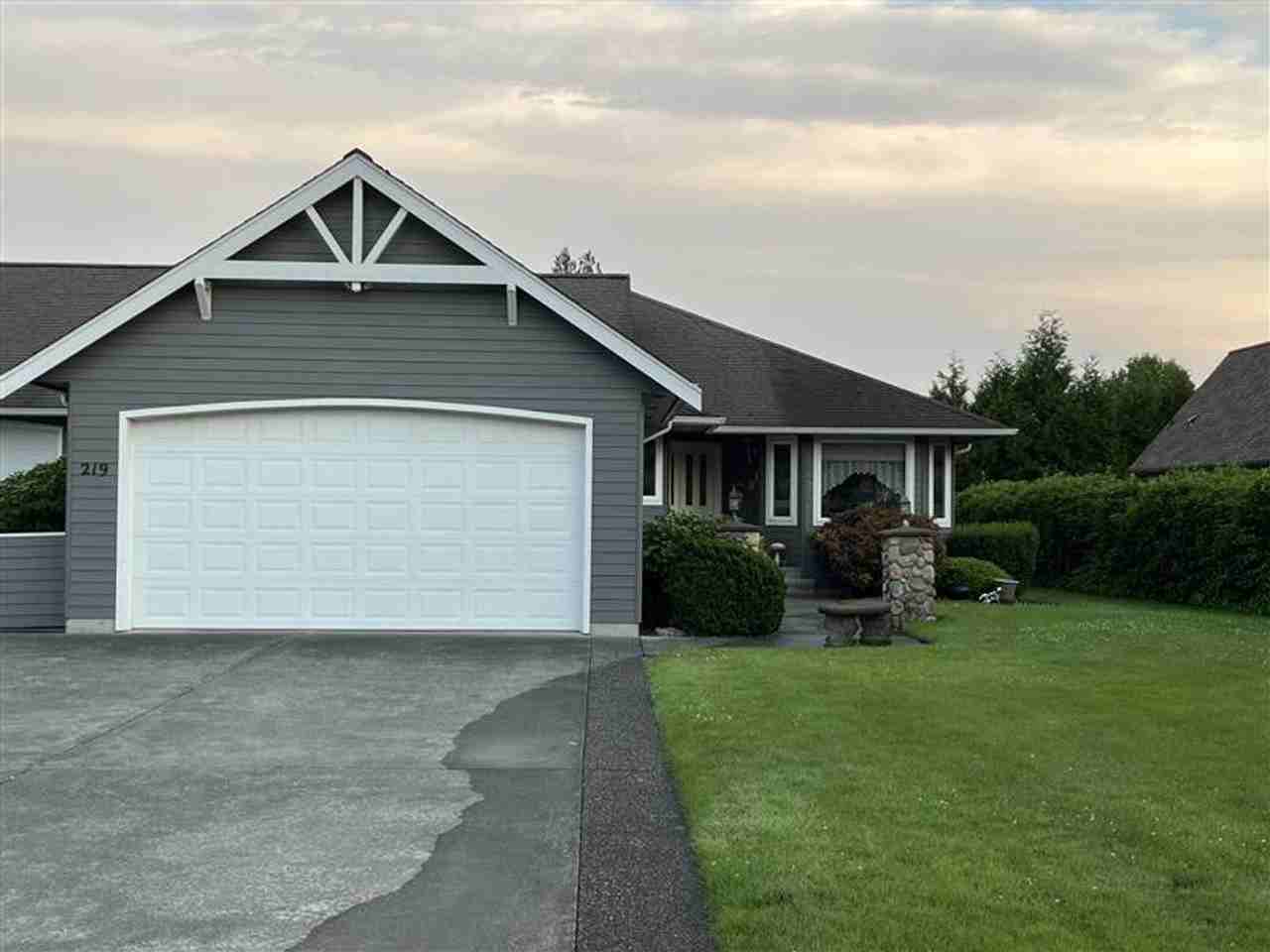 219 W Maberry Dr - Photo 2 of 13