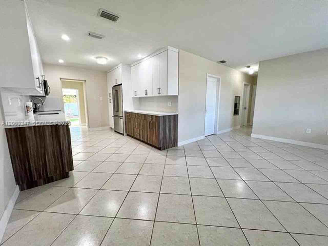 1175 W 33rd Pl #1175 - Photo 2 of 32