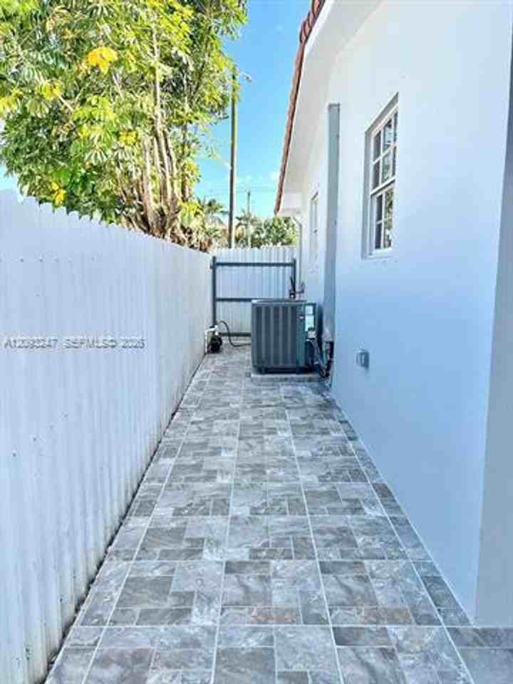 1175 W 33rd Pl #1175 - Photo 4 of 32