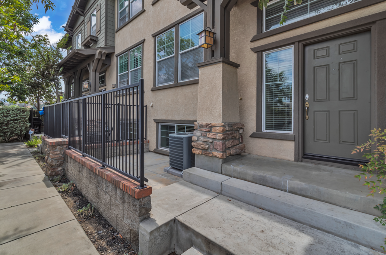 26090 Stonehaven Dr - Photo 4 of 48