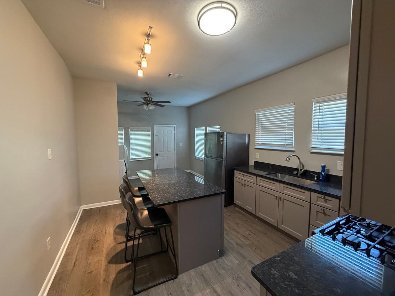 3642 Fairmont Dr - Photo 6 of 7