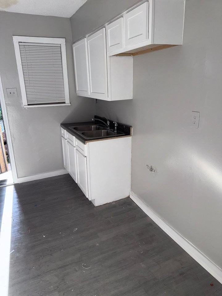1235 Latham St - Photo 3 of 12