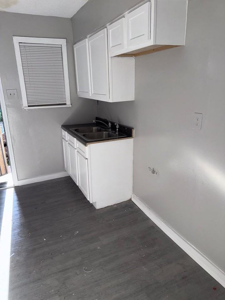 1235 Latham St - Photo 4 of 12