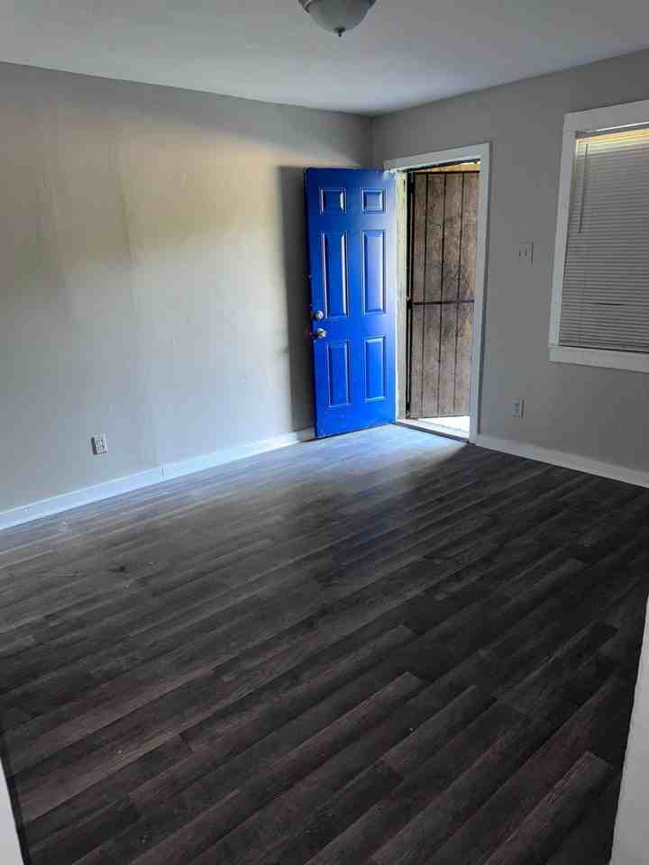 1235 Latham St - Photo 5 of 12