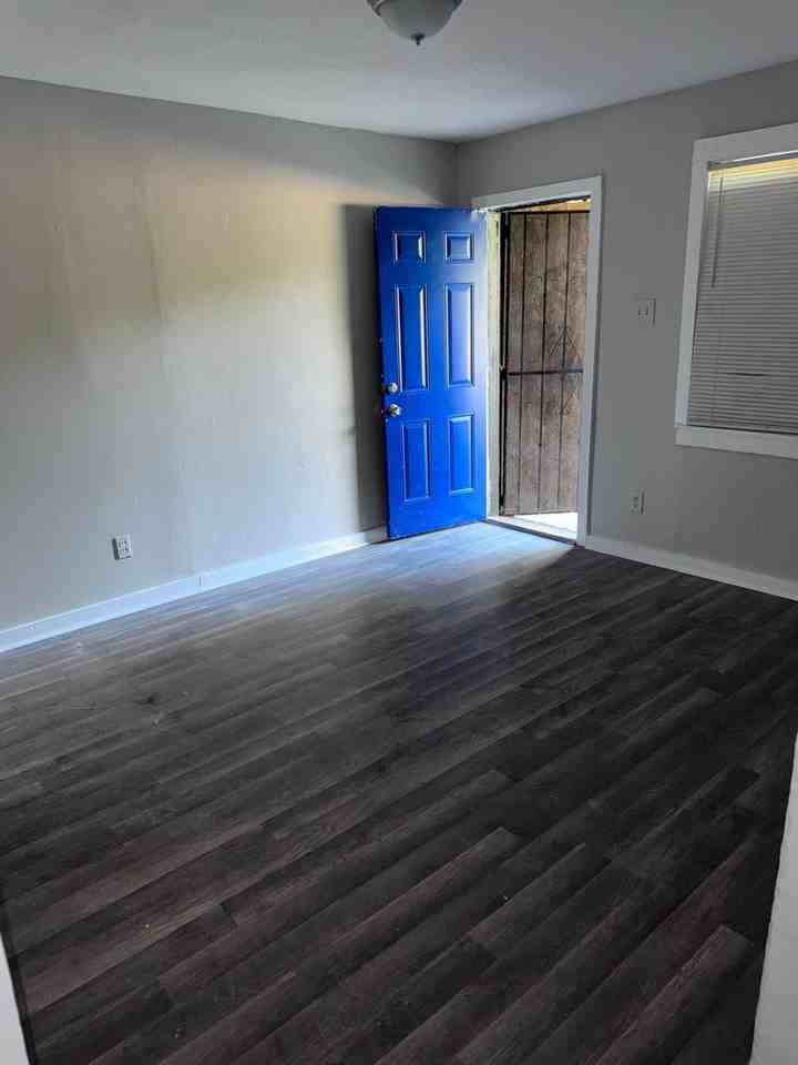 1235 Latham St - Photo 6 of 12