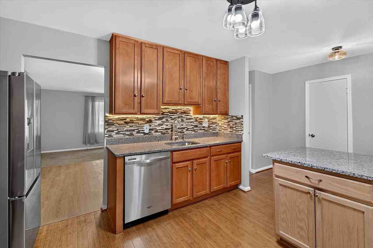 8346 Stationhouse Ct - Photo 3 of 21