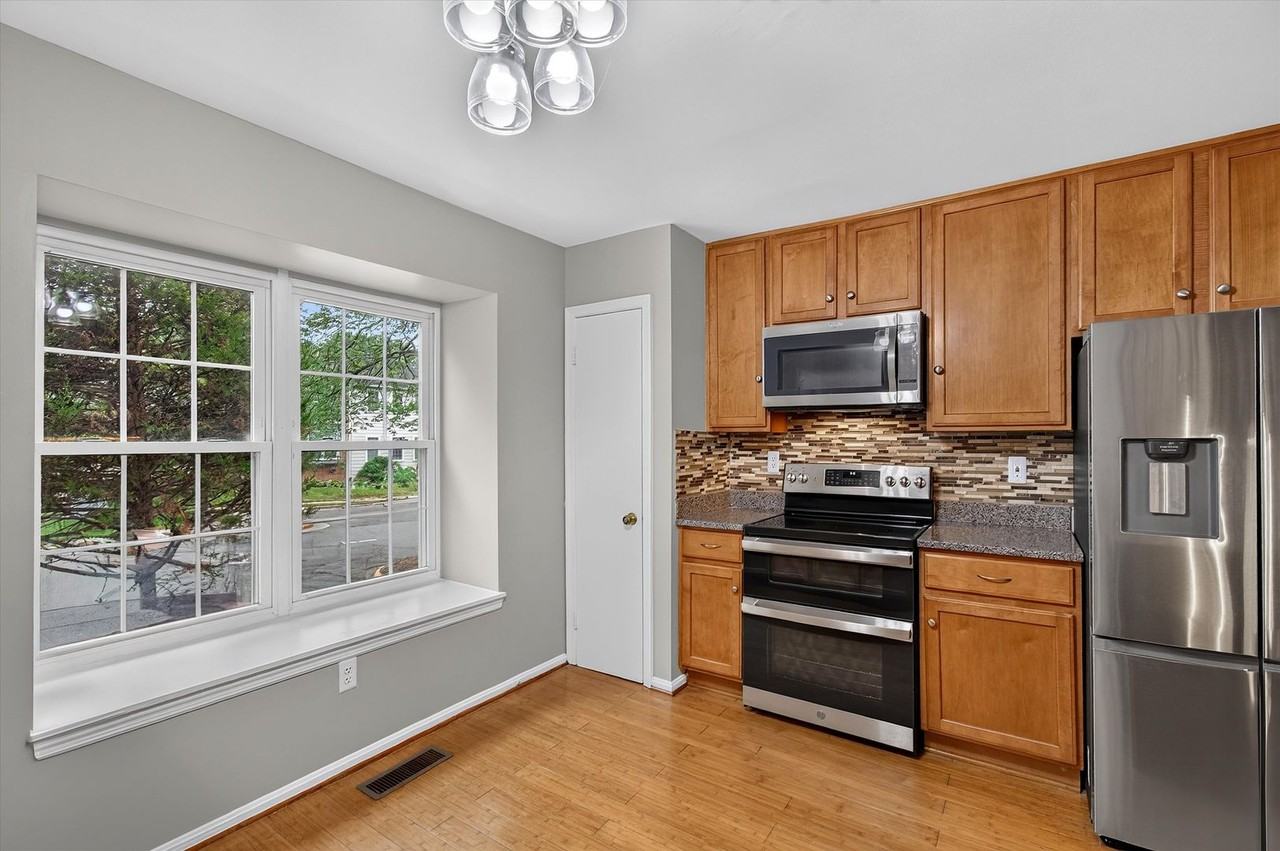 8346 Stationhouse Ct - Photo 4 of 21