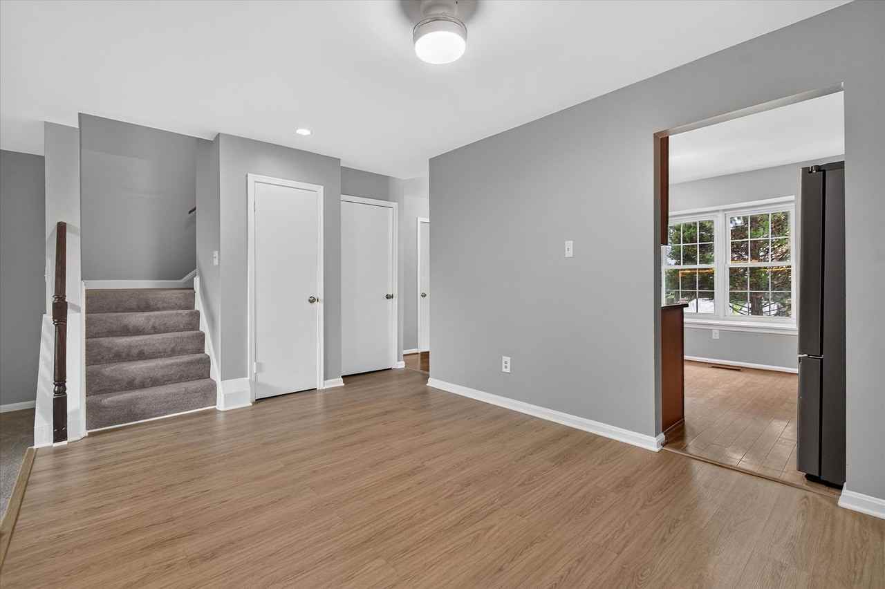 8346 Stationhouse Ct - Photo 5 of 21