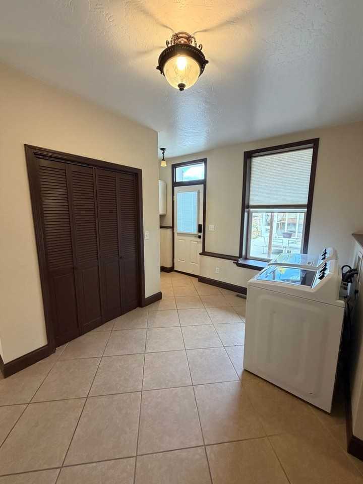 943 941- 943 W Granite - Photo 5 of 24