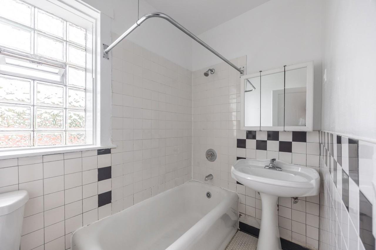 3050 W Berteau Ave #3 - Photo 3 of 7