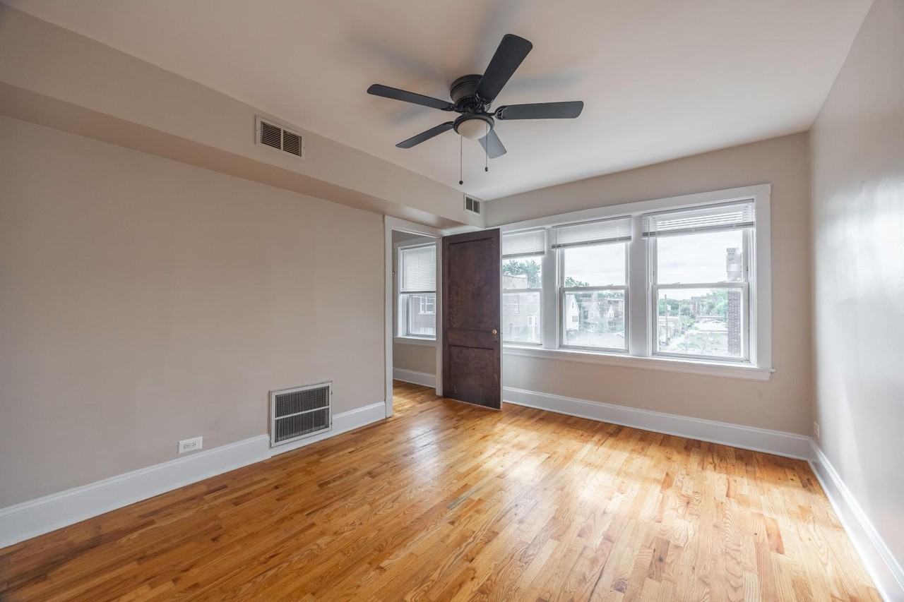 3050 W Berteau Ave #3 - Photo 5 of 7