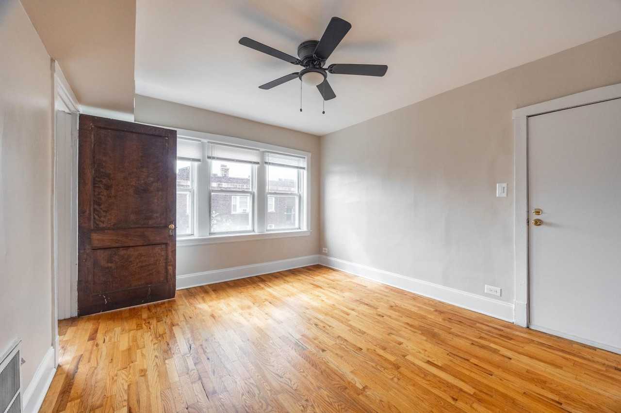 3050 W Berteau Ave #3 - Photo 6 of 7