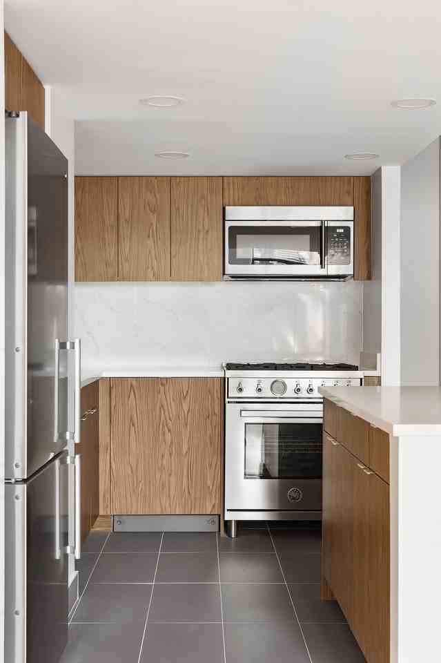 110 Horatio St - Photo 2 of 33