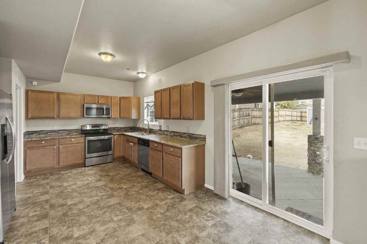 917 Silverqueen Rd - Photo 6 of 36
