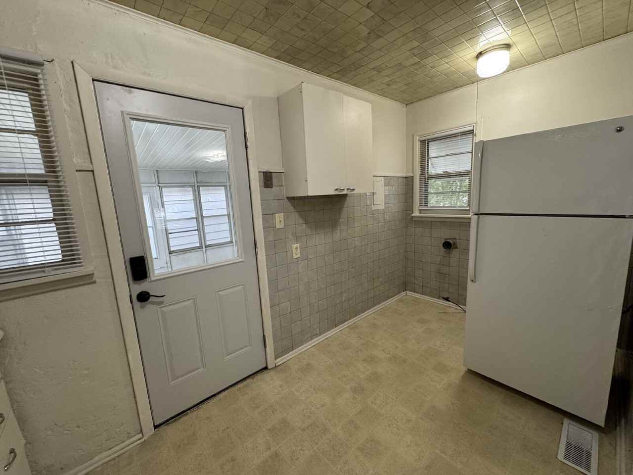 1120 W Centre St - Photo 6 of 14